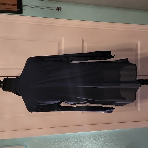 Tommy Bahama big shirt with a twist - Picture 5 of 15